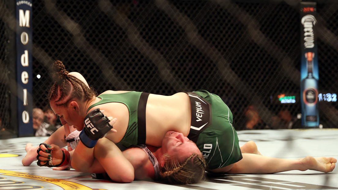 VIDEO: Una luchadora de UFC somete a su rival con una brutal llave