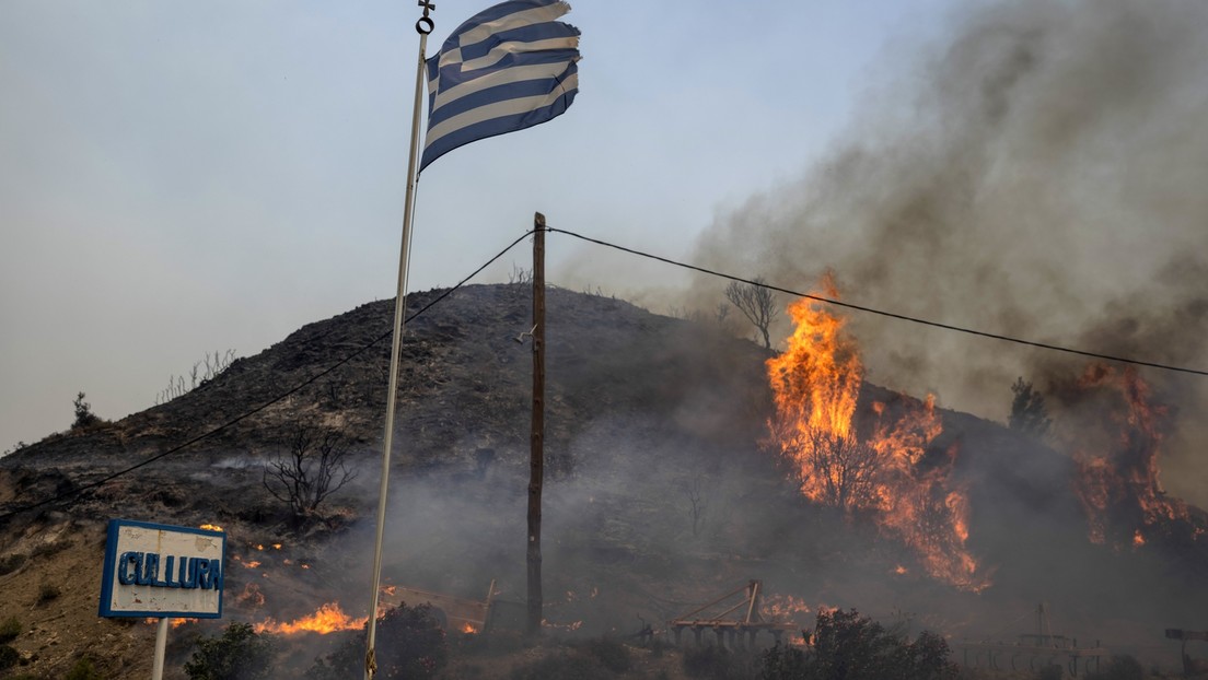 Masivos incendios forestales provocan la mayor evacuación de la historia de Grecia (VIDEOS)