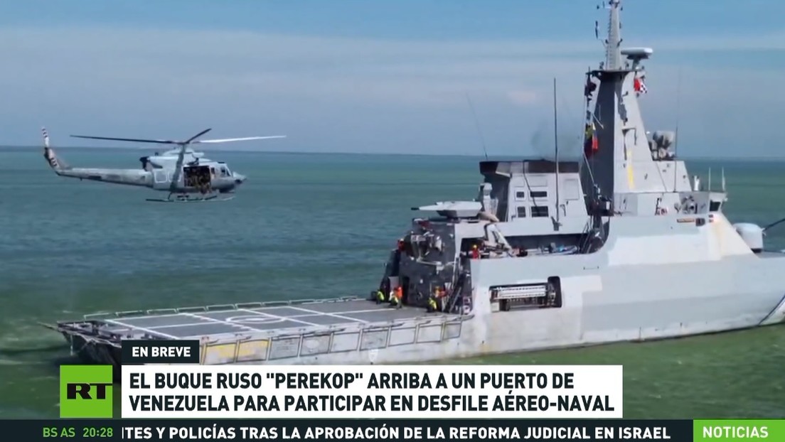 El buque ruso Perekop arriba a un puerto venezolano para participar en un desfile aéreo-naval