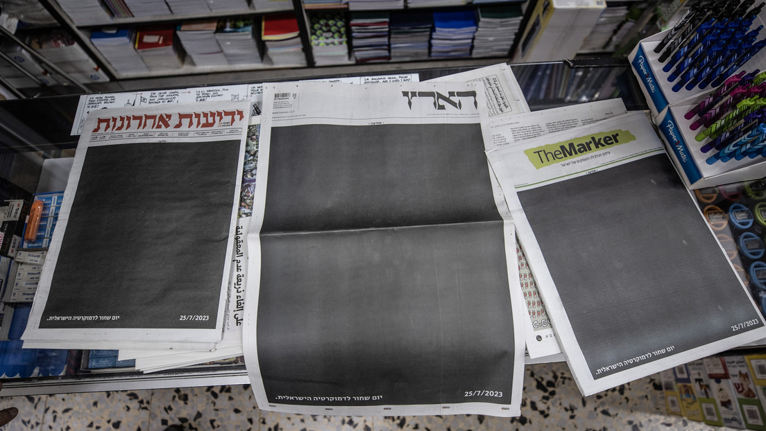 Los principales periódicos de Israel publican portadas negras en protesta por la reforma judicial
