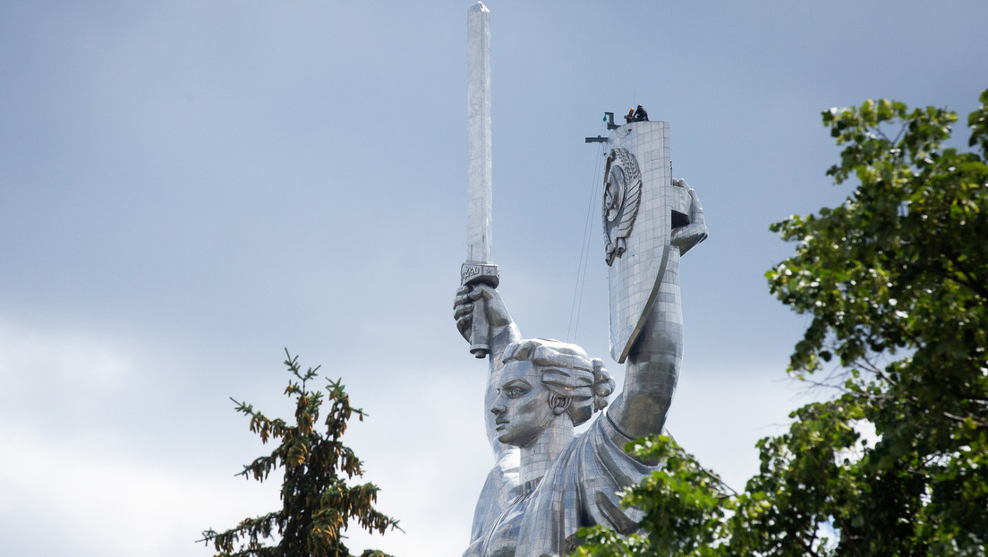 VIDEO: Desmontan el escudo de la URSS de la Estatua de la Madre Patria en Kiev