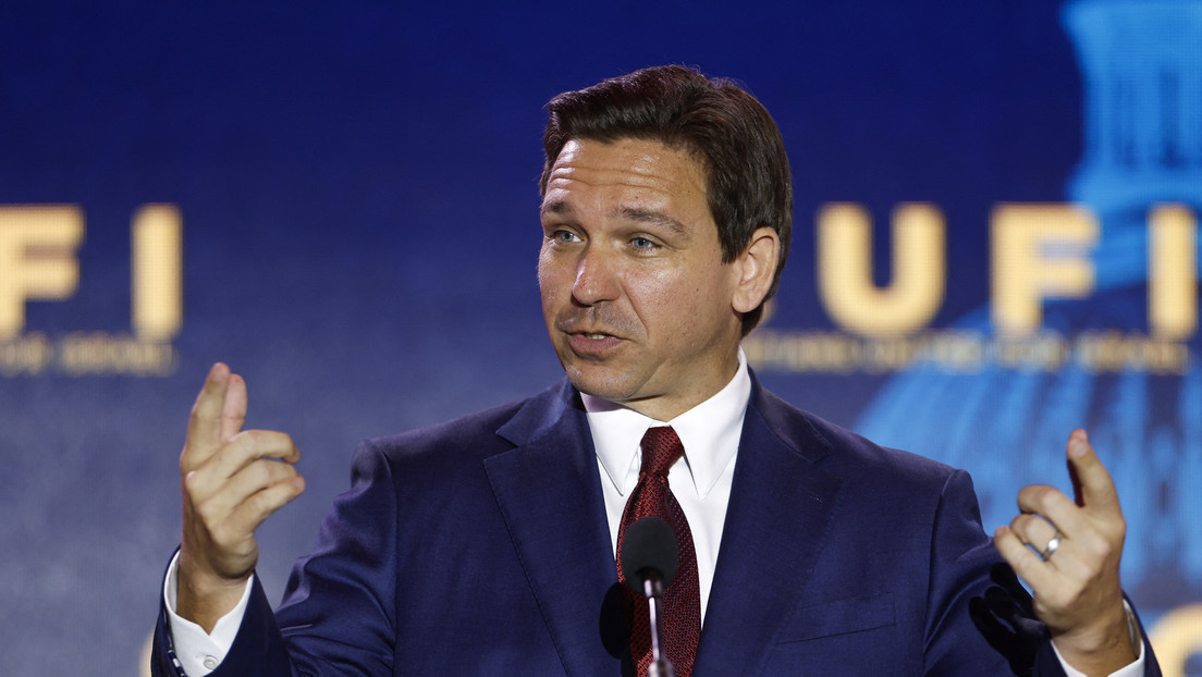 DeSantis despide a un empleado de campaña que compartió su imagen rodeada de simbología fascista