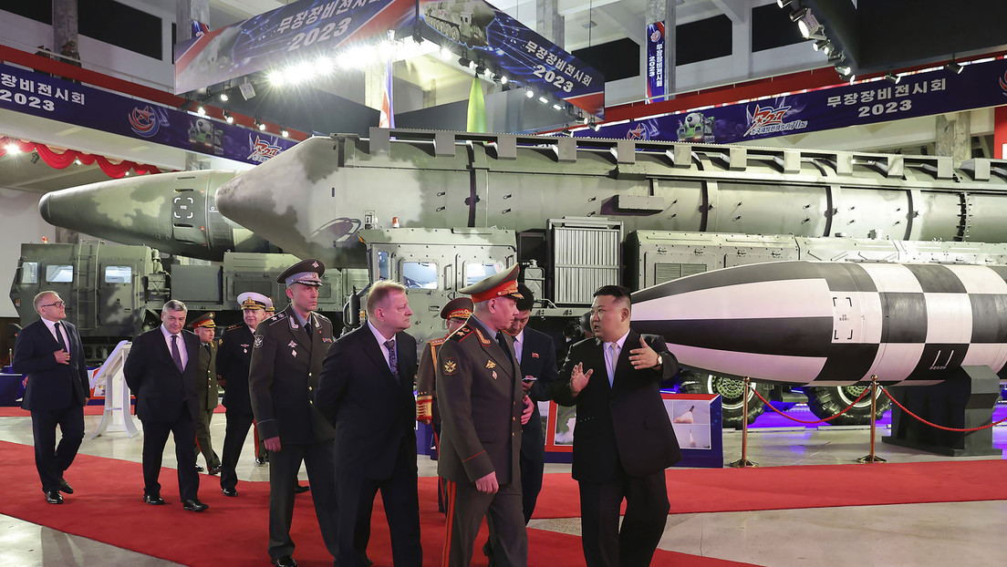 Kim Jong-un da al ministro de Defensa ruso un recorrido por una exposición de armas en Pionyang (FOTOS)