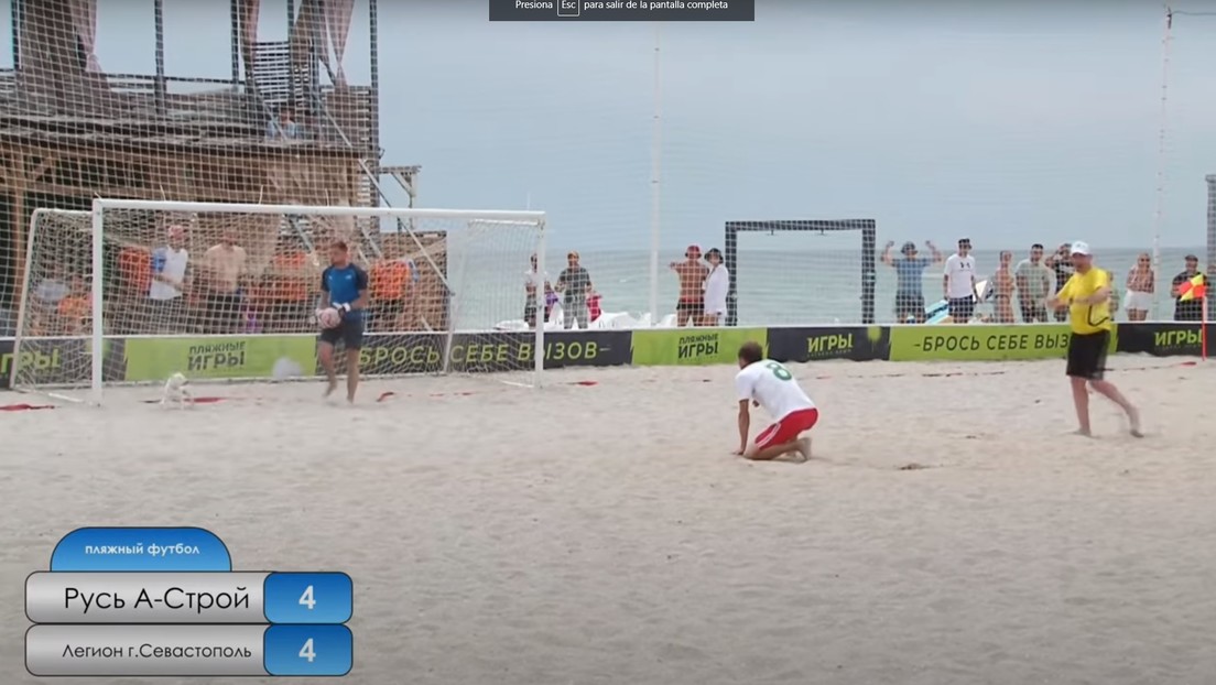 Olfato goleador: un perro anota un gol en la final de un torneo de fútbol de playa (VIDEO)