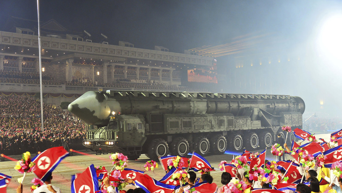 Shoigú presencia un desfile militar en Corea del Norte en el que se exhibieron nuevos misiles balísticos intercontinentales