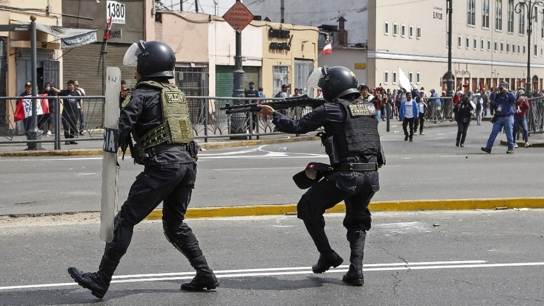 Policía de Perú reprime a manifestantes mientras Boluarte ofrece su primer mensaje a la nación