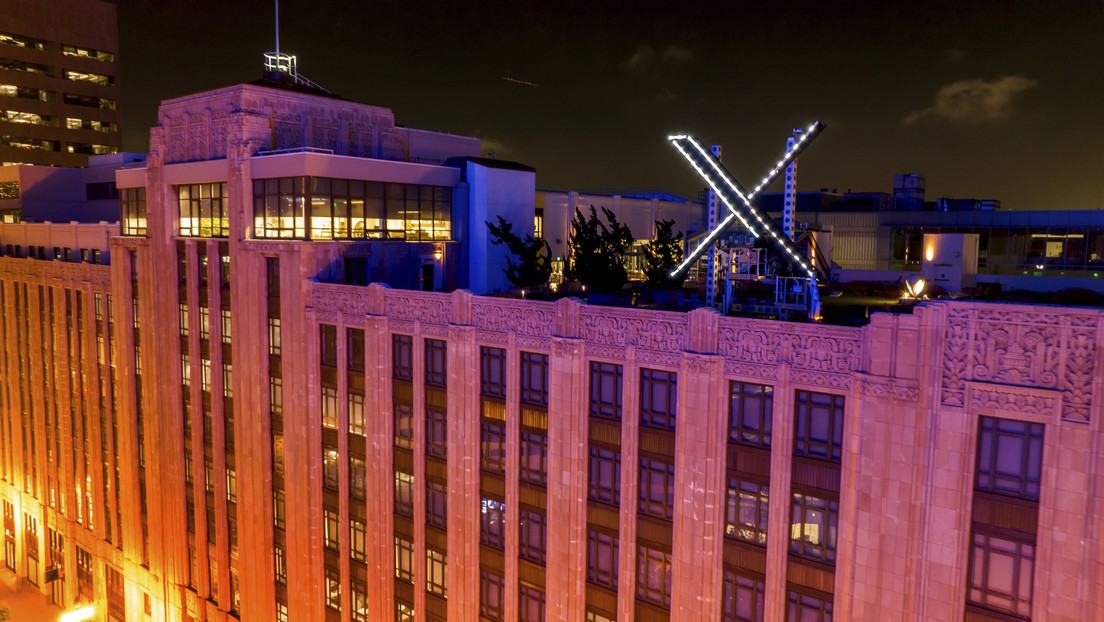 VIDEO: Instalan una X gigantesca en el edificio de Twitter en San Francisco