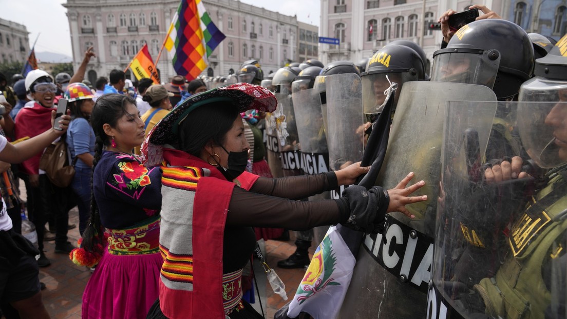 Policía peruana reprime por tercer día consecutivo protestas contra Dina Boluarte (VIDEOS)