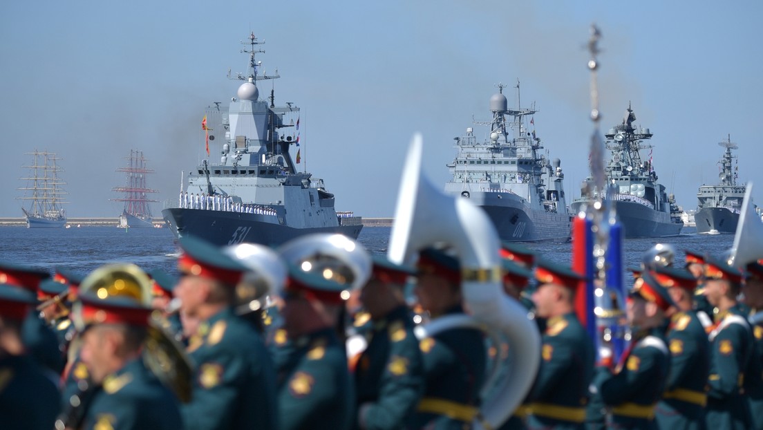 VIDEO: La Flota rusa exhibe su poderío en el principal desfile naval del país