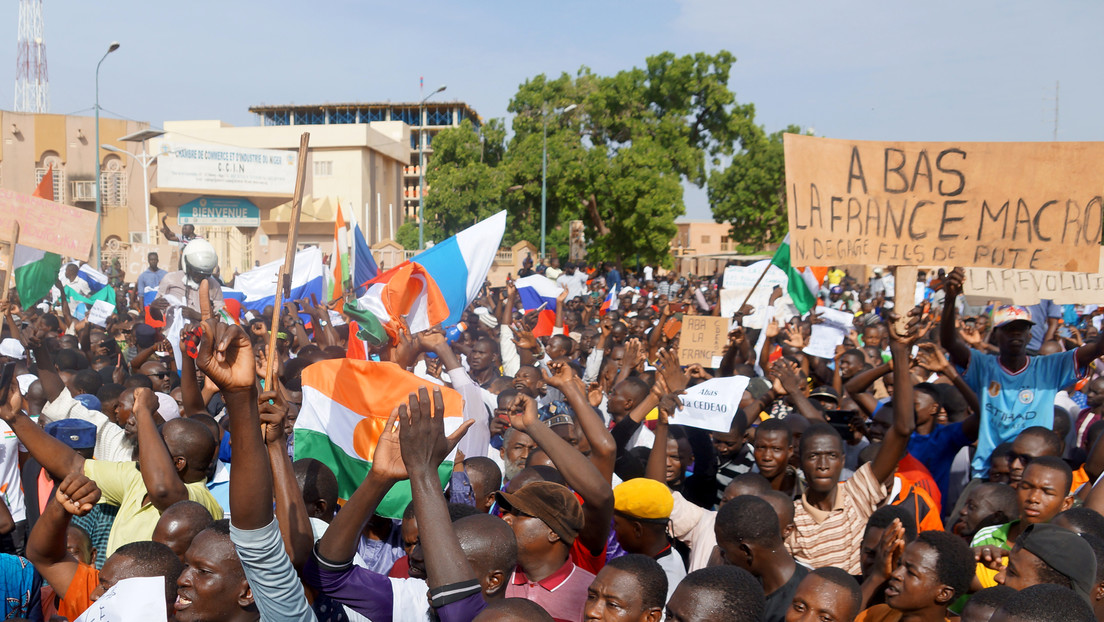 VIDEO: Miles de personas protestan frente a la Embajada de Francia en Níger