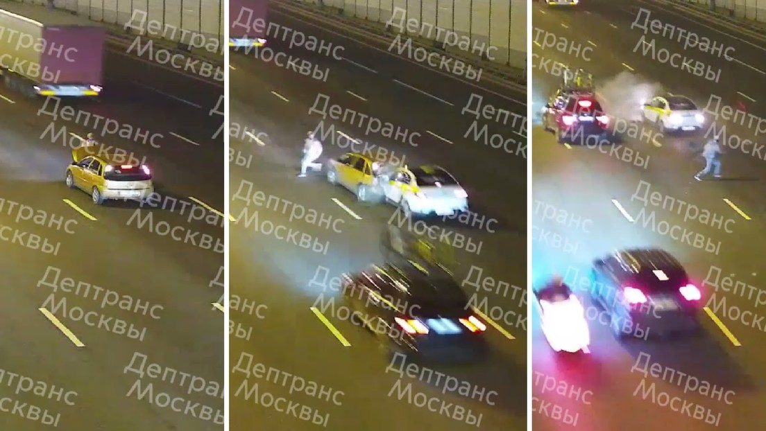 VIDEO: Se salva por poco de ser embestido por dos coches en la mayor carretera de Moscú