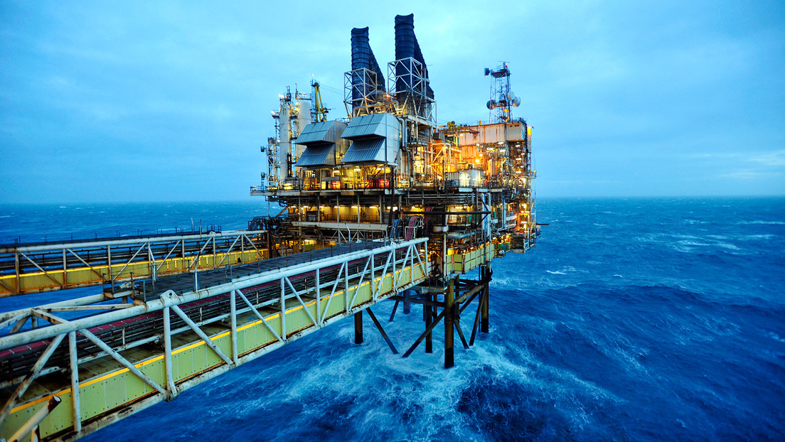 "Bola de demolición climática": Reino Unido anuncia 100 licencias de exploración de gas y petróleo