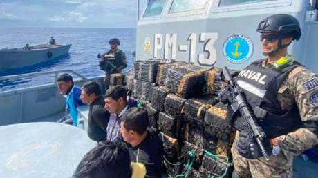 El Salvador incauta lancha con una tonelada de cocaína y detiene a los pasajeros que iban a bordo