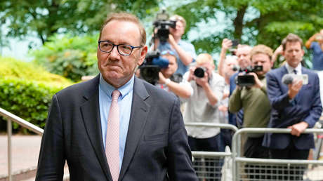 Describen a Kevin Spacey como depredador sexual "escurridizo" que acosó a un hombre 12 veces