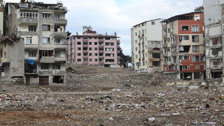 VIDEO: Un hombre derrumba con una piedra un edificio gravemente dañado por el terremoto en Turquía