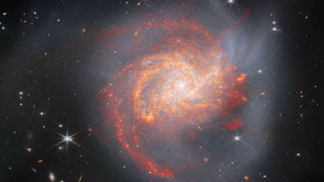 El James Webb fotografía una 'ardiente' galaxia con un violento pasado