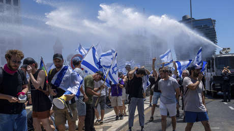 VIDEO: La Policía israelí dispersa con un cañón de agua a manifestantes que ocupaban una carretera
