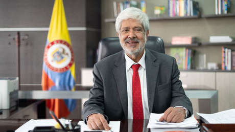 Ministro lamenta que el servicio más exportado por Colombia sea de "paramilitares" y luego se excusa