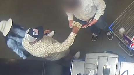 Roban la tarjeta bancaria que un comprador tenía en su billetera sin que se dé cuenta (VIDEO)
