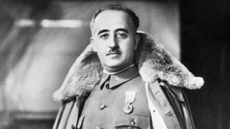 España retira la "medalla al mérito al trabajo" que recibió el dictador Franco hace 70 años
