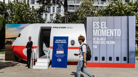 La razón por la que aparece una maqueta del avión presidencial a días de las elecciones en España