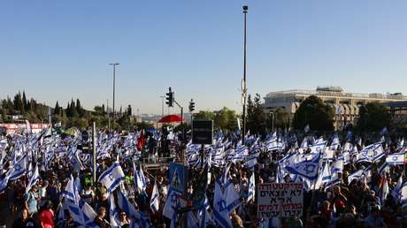 El Parlamento israelí debate la polémica reforma judicial en medio de protestas