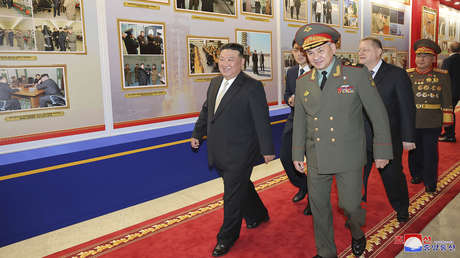 Serguéi Shoigú y Kim Jong-un asisten a una exposición de armas en Pionyang (FOTOS)