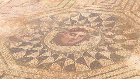 Un mosaico casi intacto con la imagen de Medusa es desenterrado en una villa romana en España