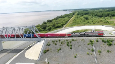El primer tren de carga llega a Rusia desde China por un nuevo puente fronterizo