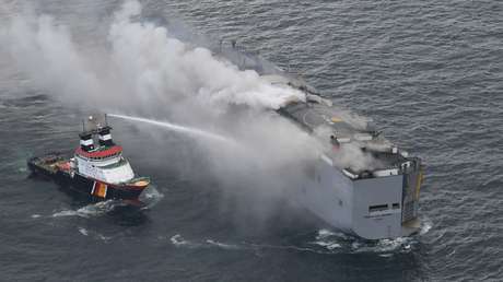 Un carguero con más de 3.700 vehículos arde por quinto día frente a las costas neerlandesas