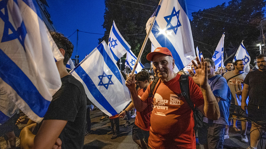 Miles de manifestantes encabezados por jueces retirados protestan contra la reforma judicial en Israel