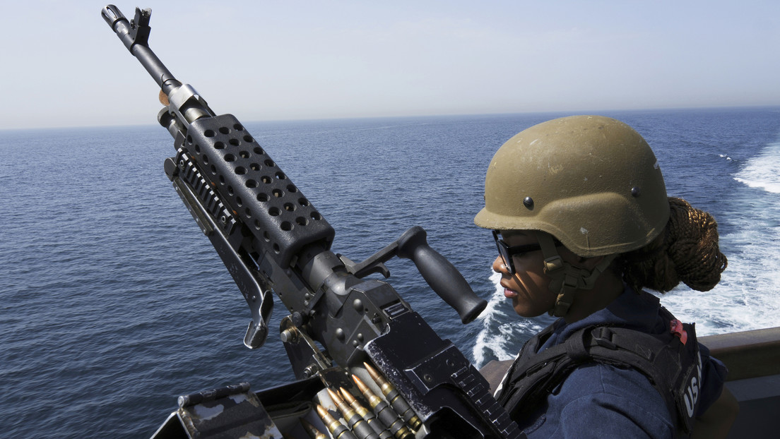 EE.UU. sopesa desplegar militares en buques comerciales para disuadir a Irán en el estrecho de Ormuz