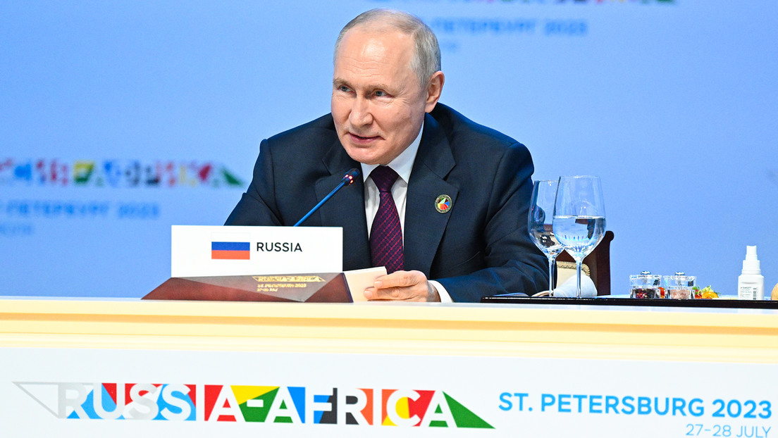 Siete líderes africanos acuerdan con Putin seguir discutiendo el plan de la paz para Ucrania