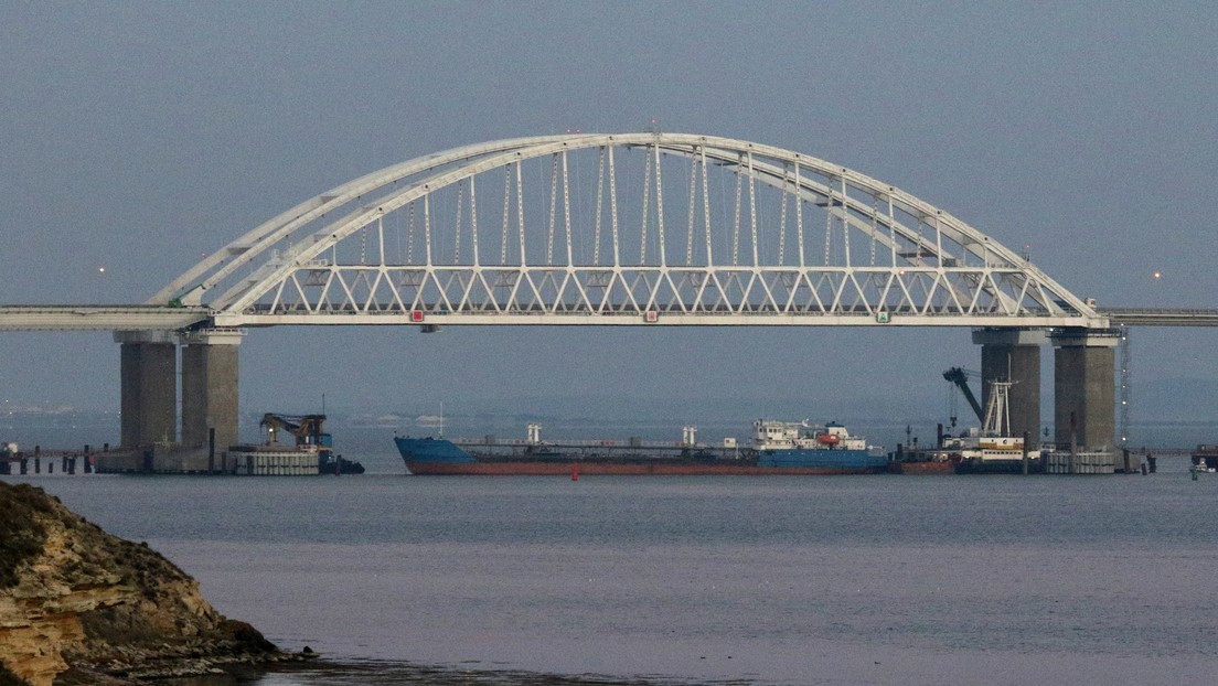 Un buque petrolero sufre una brecha tras un ataque de Ucrania frente a la costa de Crimea