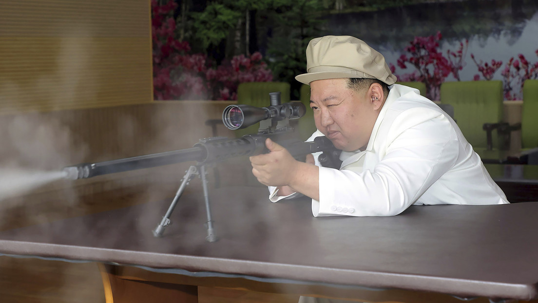 Kim Jong-un dispara fusiles de francotirador mientras inspecciona fábricas de armas
