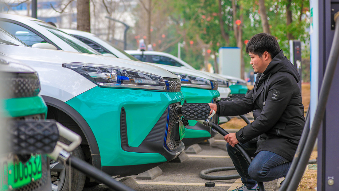 Legisladores del Reino Unido temen que China use los autos eléctricos para "espiar"
