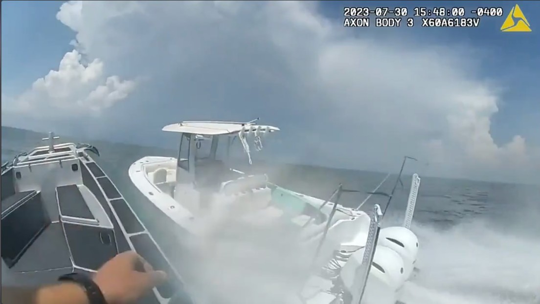 Maniobra de película: un agente salta sobre una embarcación 'fantasma' que navega a todo gas