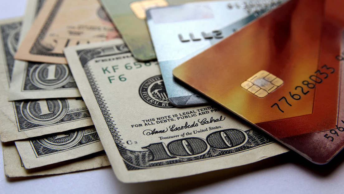 Informe: Los estadounidenses adeudan más de un billón de dólares en tarjetas de crédito