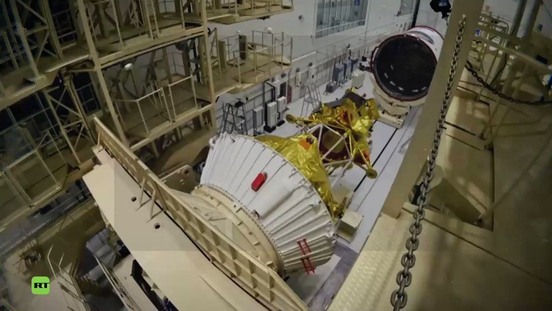 Este 'timelapse' muestra el ensamblaje del cohete portador de la misión rusa Luna-25 en menos de un minuto