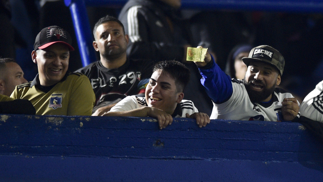 Buenos Aires sancionará a hinchas extranjeros que quemen billetes del peso argentino en los estadios