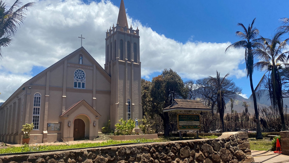 VIDEO: Histórica iglesia queda intacta en medio de las devastadoras consecuencias de los incendios forestales en Hawái