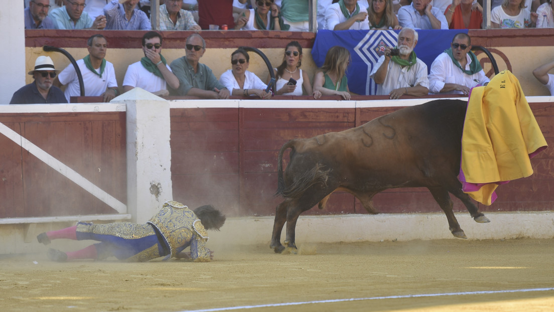 Toro arrolla de gravedad a 'El Cordobés' durante una corrida en España en su temporada de despedida