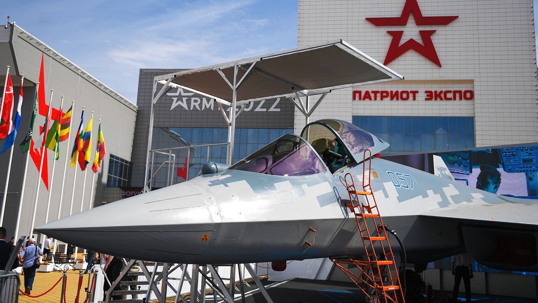 El ministro ruso de Defensa inspecciona los nuevos equipos de ataque del caza Su-57 en la exposición Army 2023
