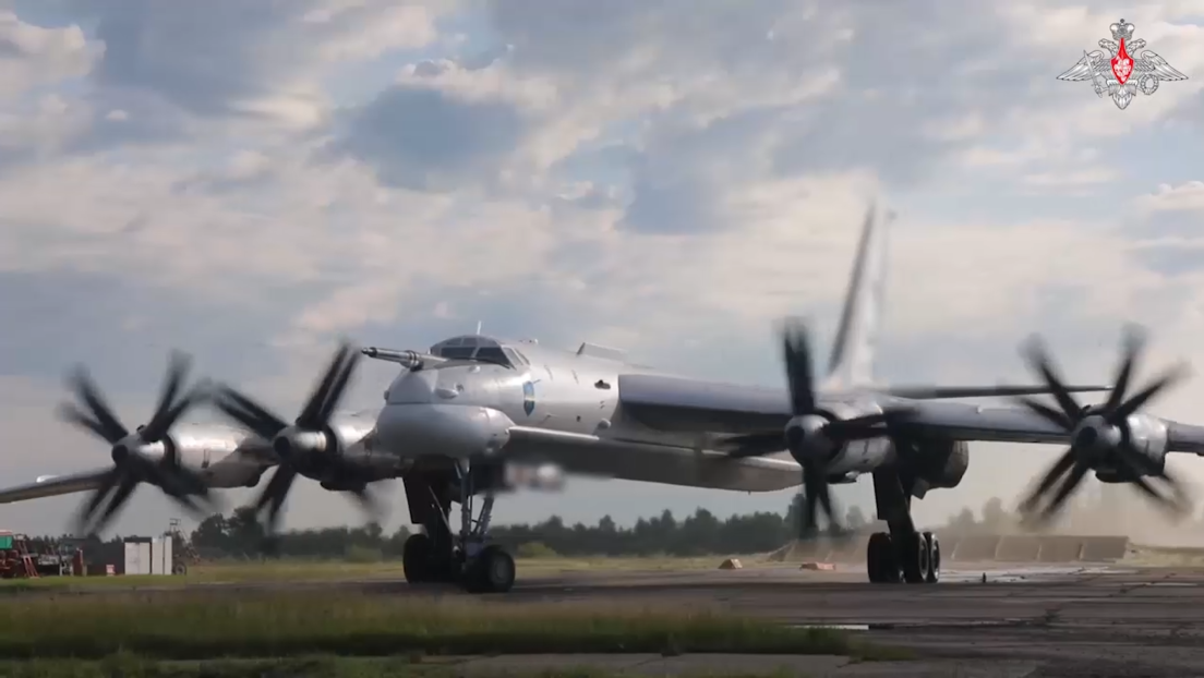 VIDEO: Dos bombarderos rusos Tu-95MS sobrevuelan el mar del Japón