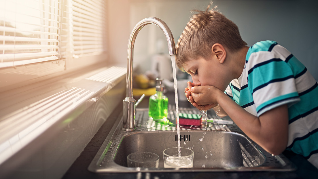 Revelan que 26 millones de estadounidenses consumen agua potable contaminada con 'químicos para siempre'