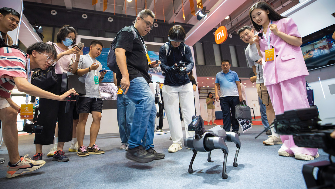 Xiaomi  CyberDog, el perro robot que se paseó por Lima sin correa