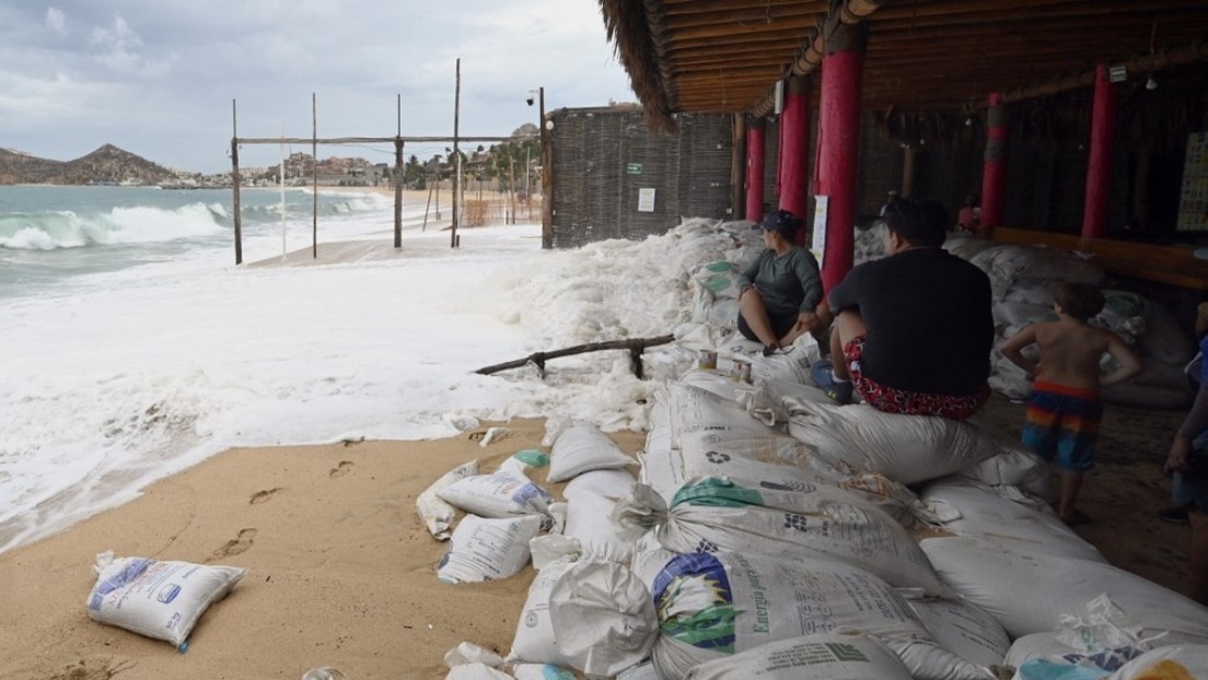 Suspensión de clases y cierre de puertos: México se prepara para el huracán Hilary