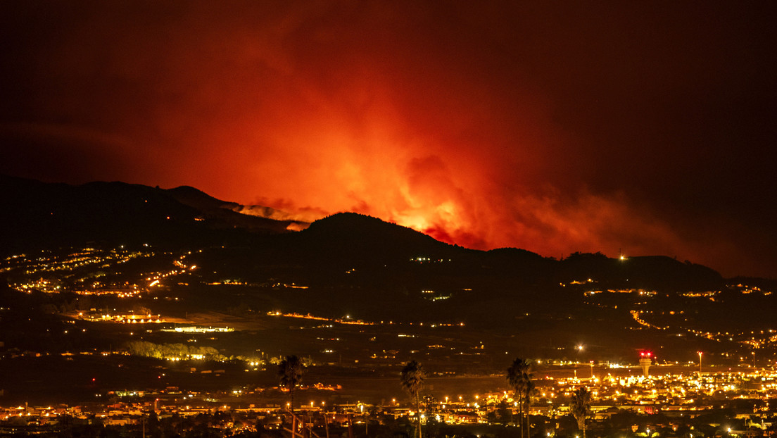 El incendio forestal en la isla de Tenerife no da tregua y provoca más evacuaciones (FOTO, VIDEOS)