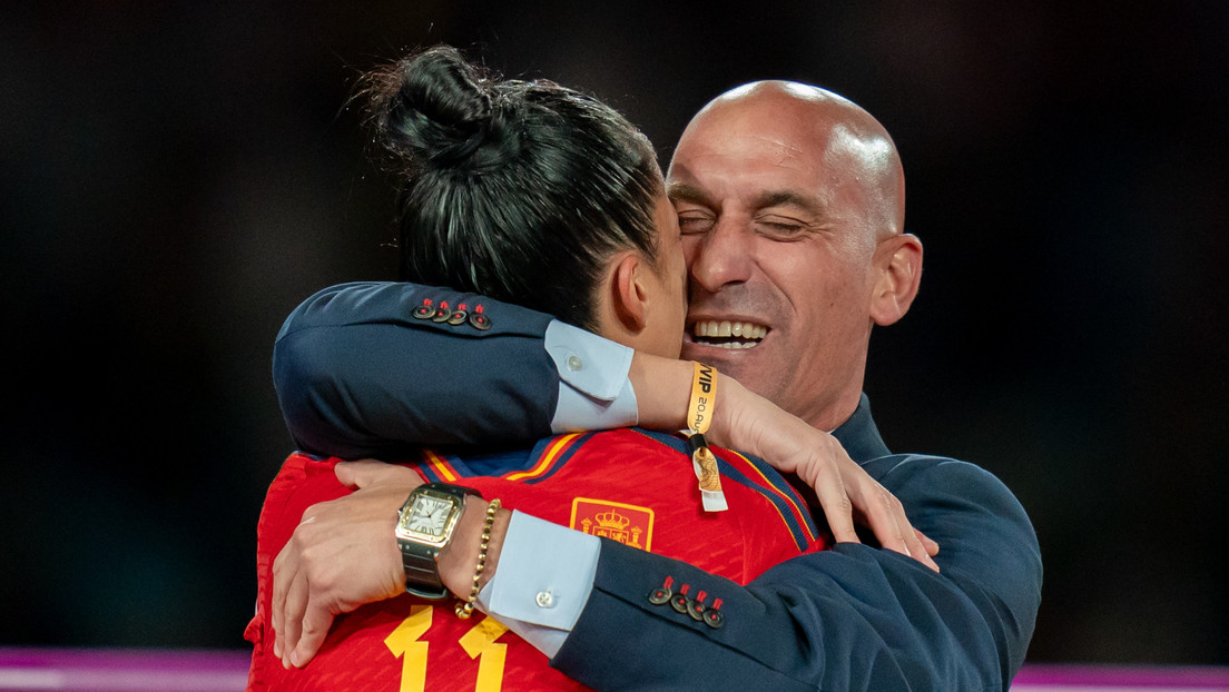 Beso entre el presidente de la Federación Española de Fútbol y una jugadora desata polémica