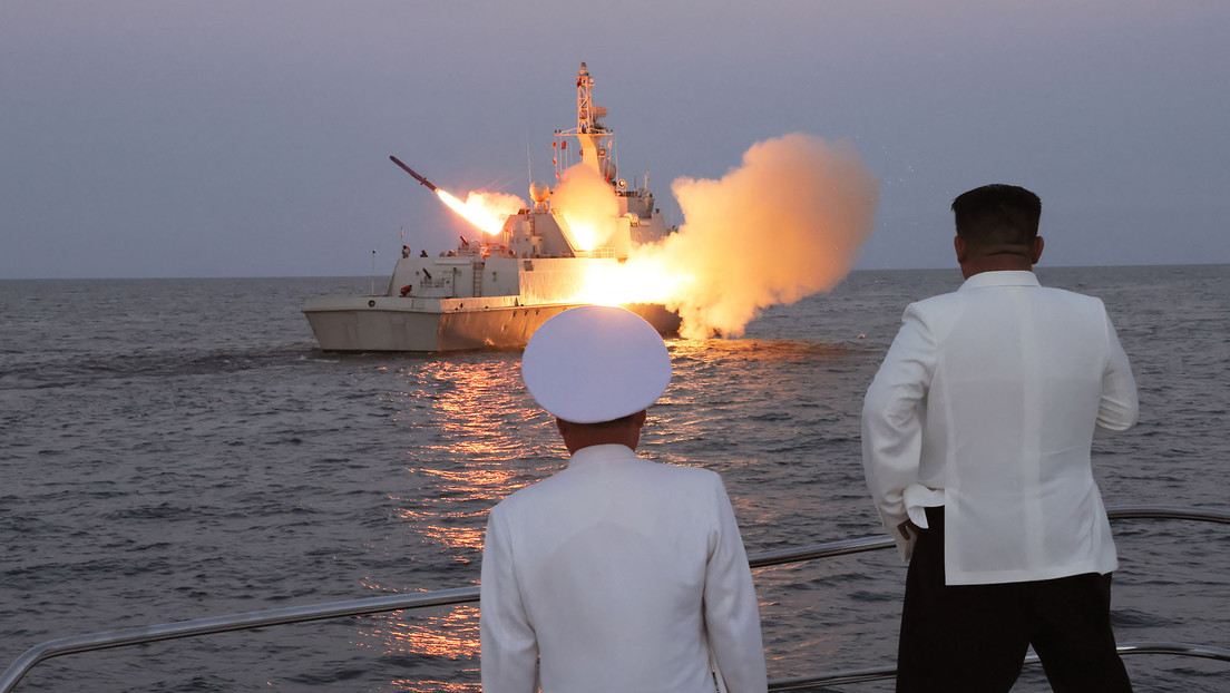 FOTOS: Kim Jong-un supervisa el ensayo de lanzamiento de un misil de crucero